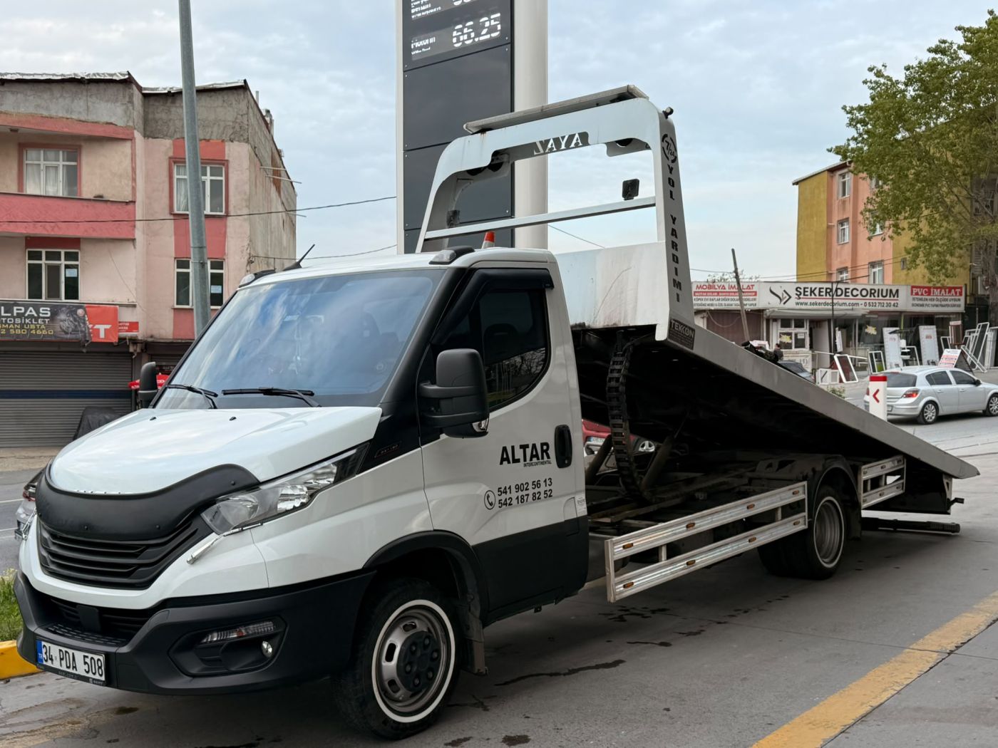 Altar Yol Yardım çekici aracı, platform indirilmiş, yüklemeye hazır