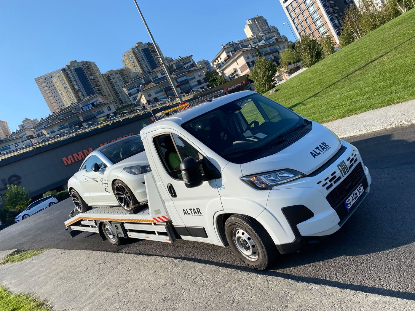 Altar Yol Yardım kayar kasa çekici Ümraniye'de araç taşırken