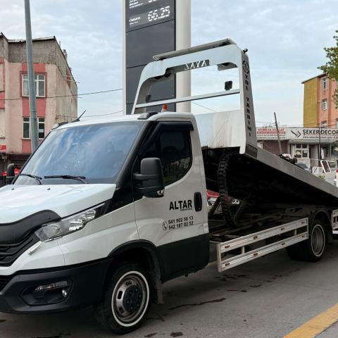 Altar Yol Yardım çekici aracı yükleme öncesi platform indirilmiş halde