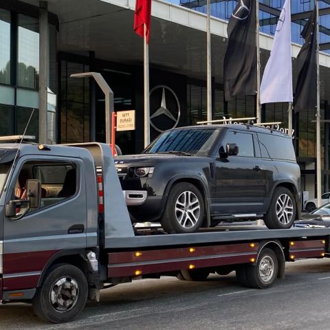 Lüks siyah SUV kayar kasa platformda otel önünde teslim edilmek üzere