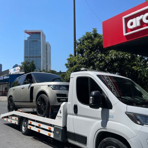 Land Rover tipi arazi aracı oto çekici platformunda sabitlenmiş