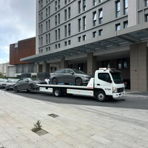 Arızalı araç Ataşehir cadde üzerinde çekici platformuna alınmış