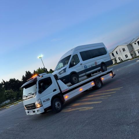Beyaz minibüs Altar Yol Yardım çekicisinde şehir içi yolda