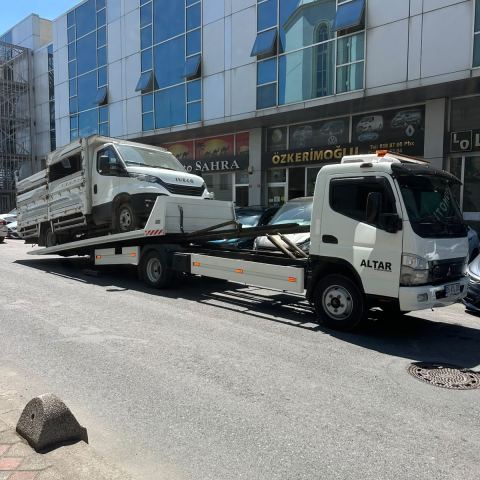 Gri otomobil kayar kasa çekicide iş merkezi önünde