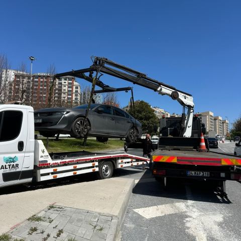 Vinçli çekici siyah SUV aracı kurtarma operasyonunda kaldırıyor