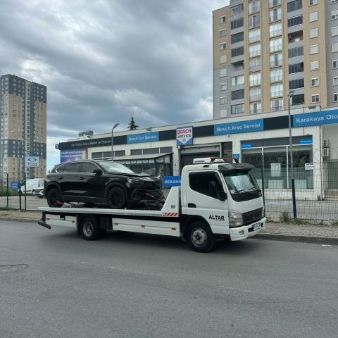 Koyu renk panelvan oto çekiciyle rezidans bölgesinden taşınıyor