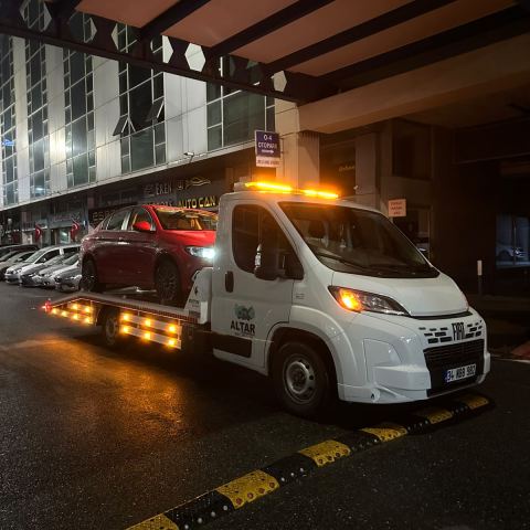 Gece ikaz lambaları yanan Altar Yol Yardım çekicisi otoparkta