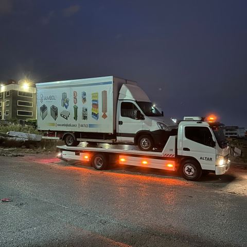 Beyaz araç gece saatinde oto çekiciyle alınıyor