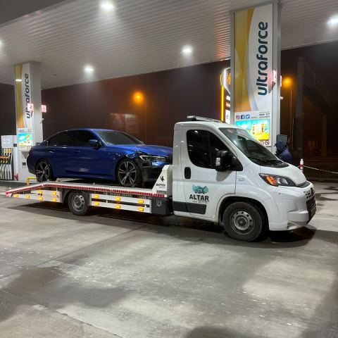 Siyah sedan kayar kasa platformda benzin istasyonunda