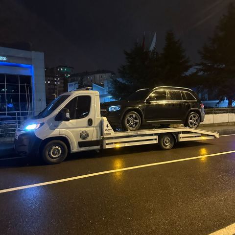 Siyah SUV gece saatlerinde Altar Yol Yardım çekicisinde