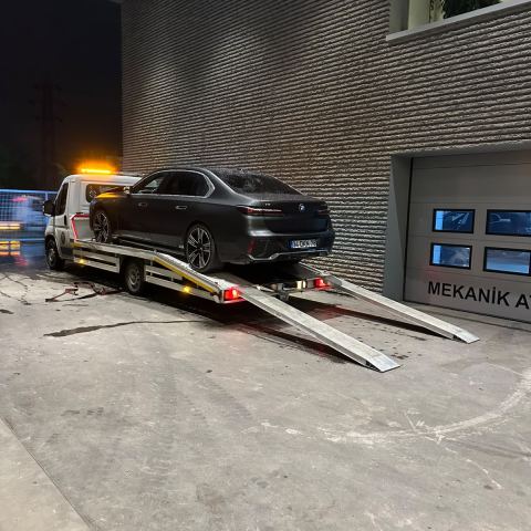 Koyu renk araç kapalı otopark girişinde çekici platformunda