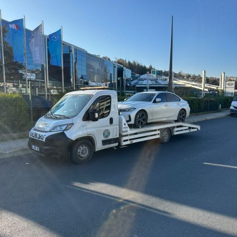 Beyaz otomobil cadde üzerinde Altar Yol Yardım çekicisine yükleniyor