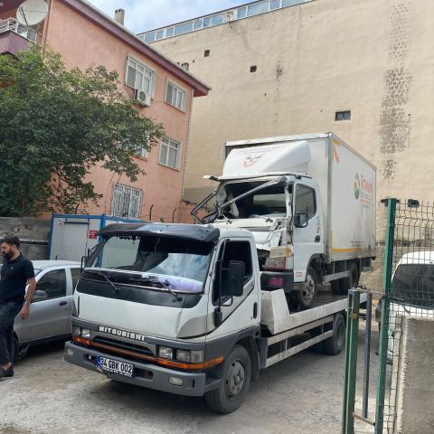 Kapalı kasa kamyonet oto çekiciyle taşınıyor