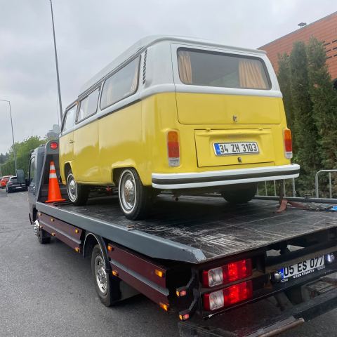 Sarı klasik Volkswagen minibüs kayar kasa platformda