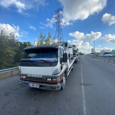Altar Yol Yardım çekicisi otoyolda araç taşırken